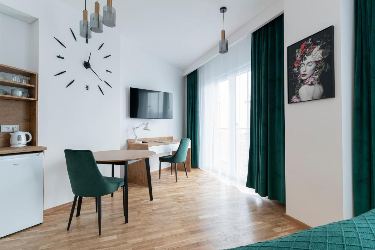Apartamenty Wola Tower Varsovia Exterior foto