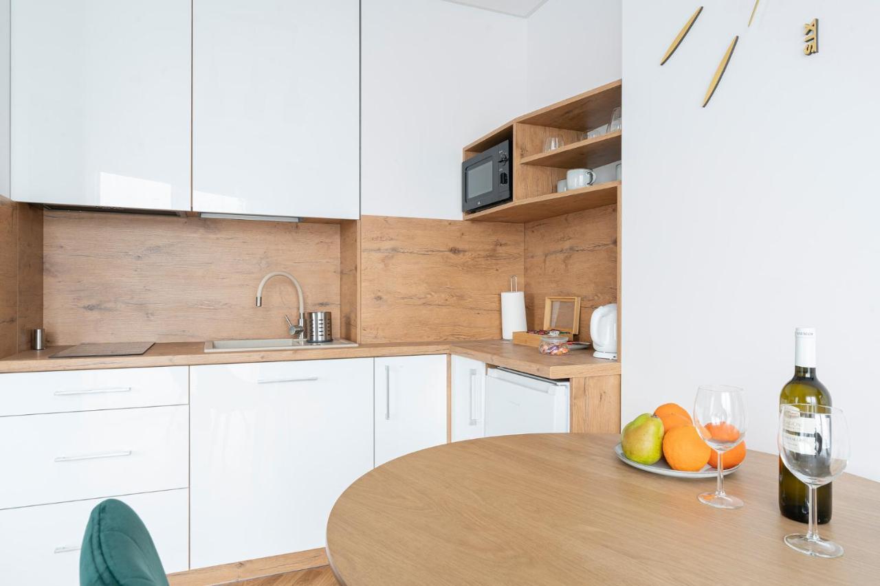 Apartamenty Wola Tower Varsovia Exterior foto