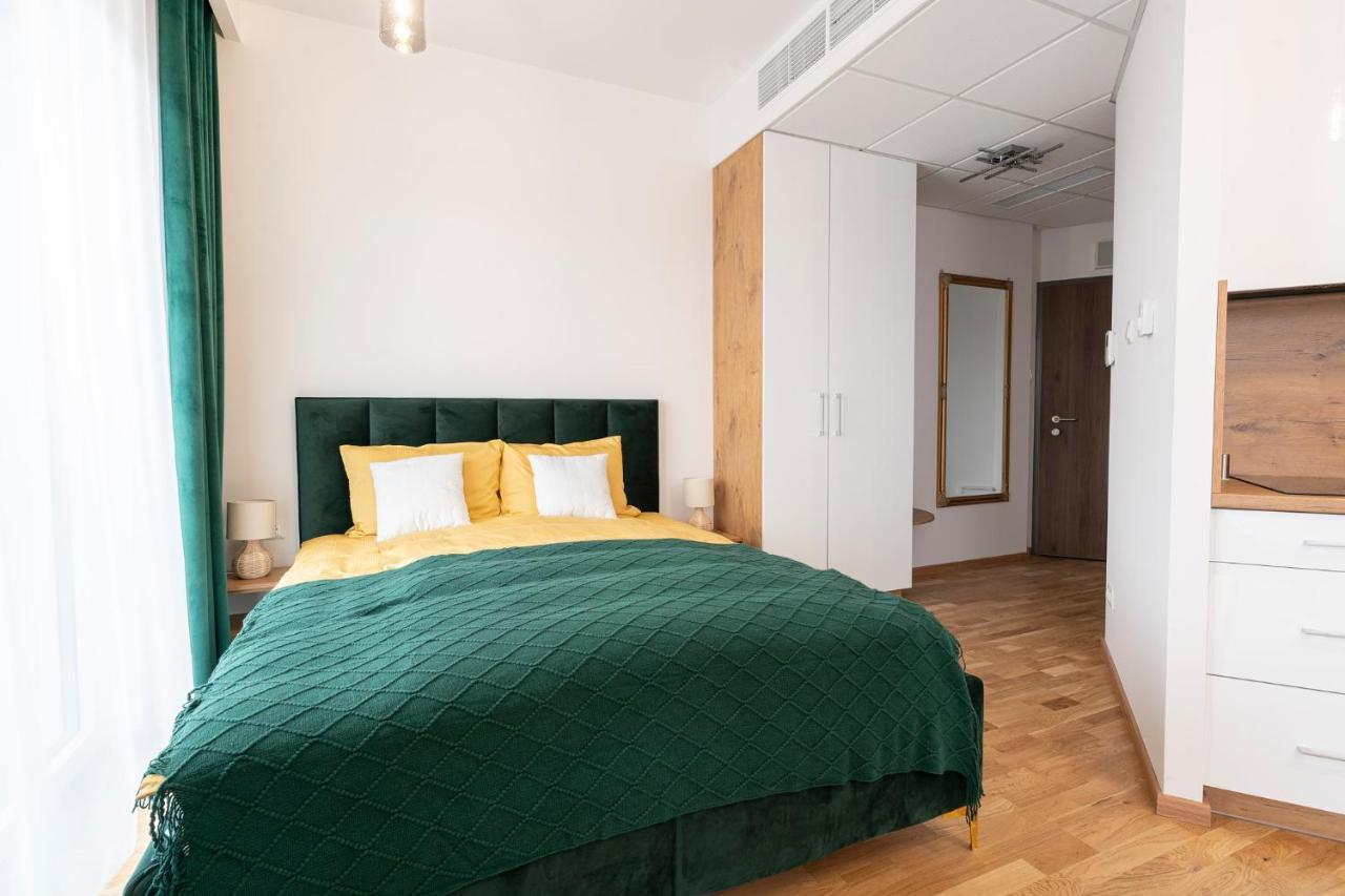Apartamenty Wola Tower Varsovia Exterior foto