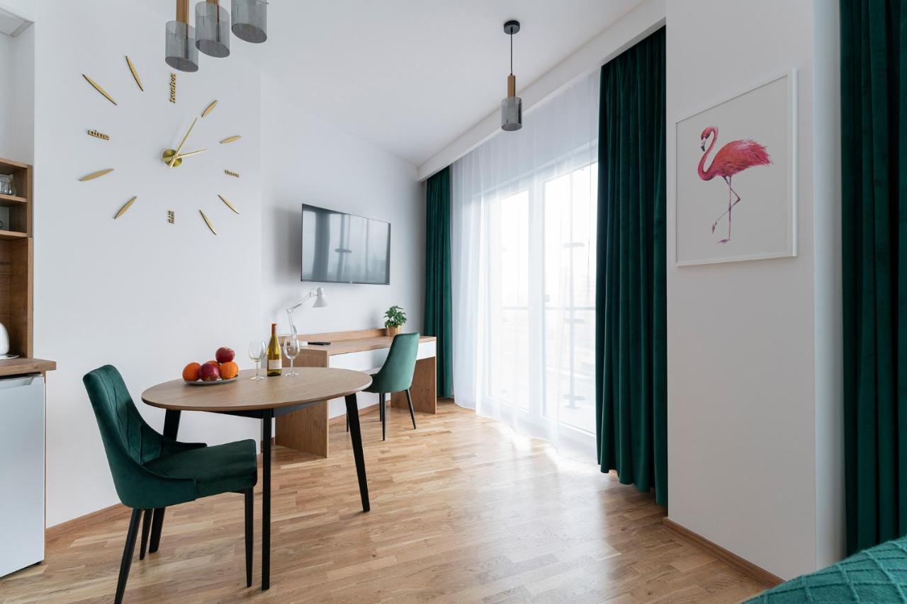 Apartamenty Wola Tower Varsovia Exterior foto