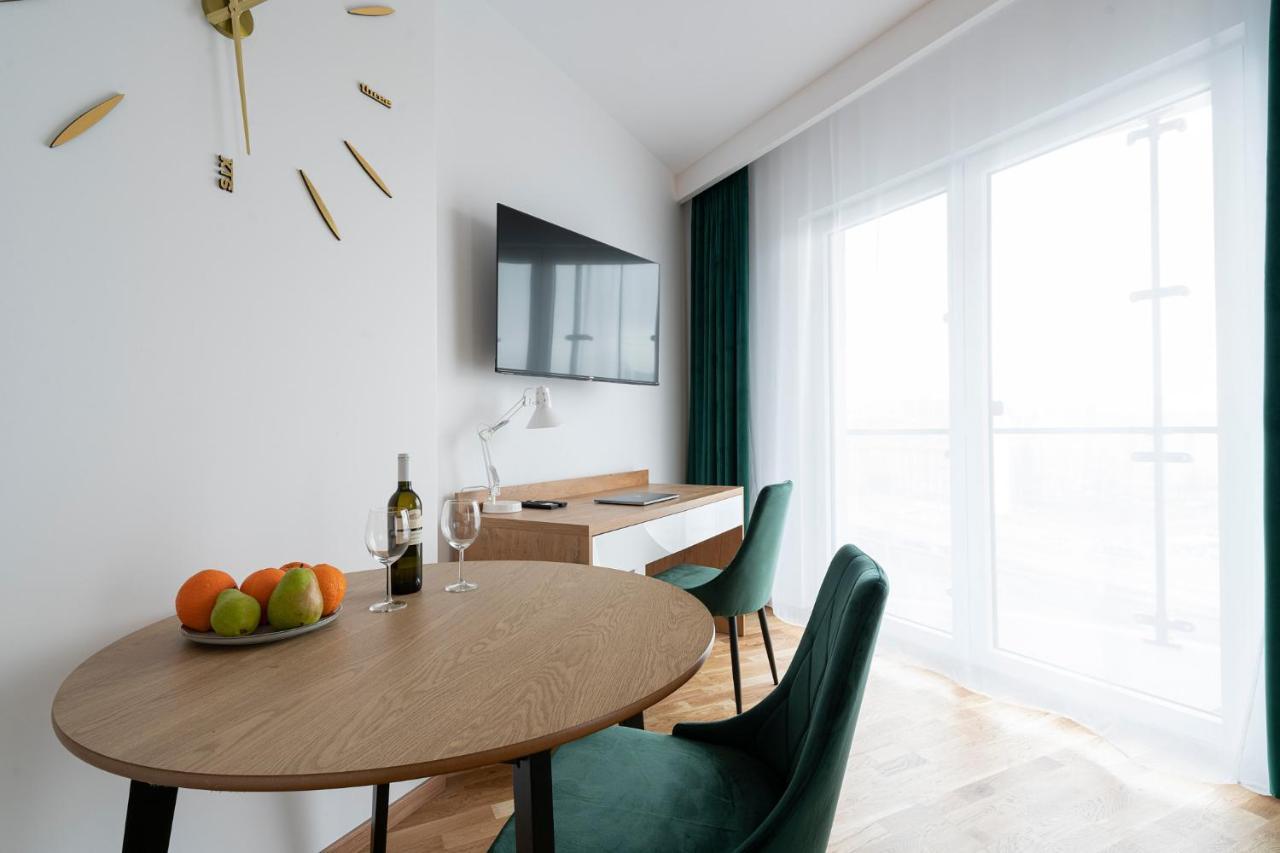 Apartamenty Wola Tower Varsovia Exterior foto
