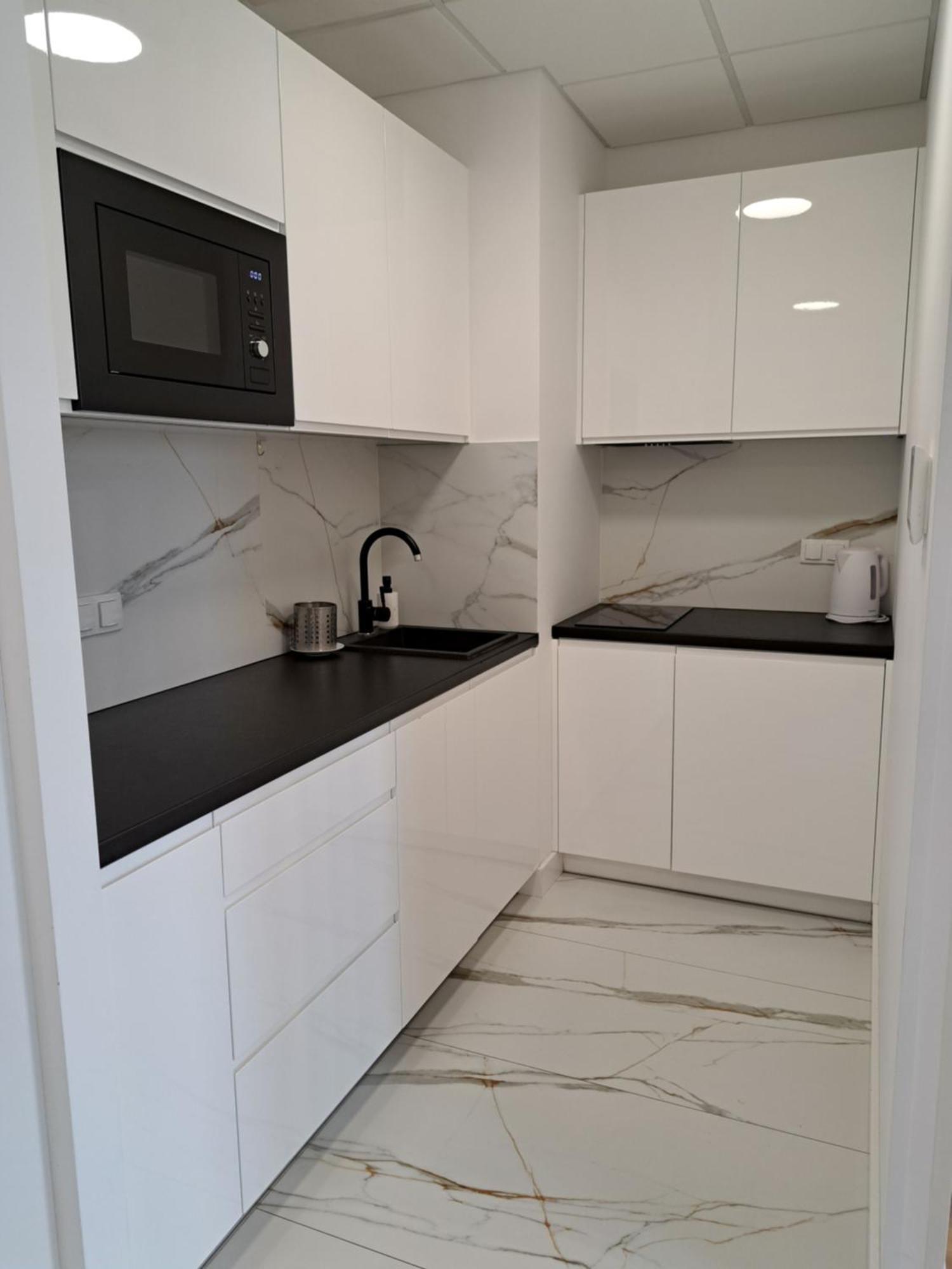 Apartamenty Wola Tower Varsovia Exterior foto