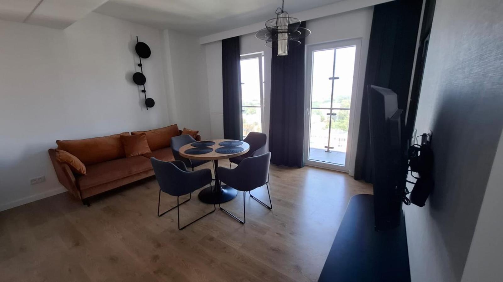 Apartamenty Wola Tower Varsovia Exterior foto
