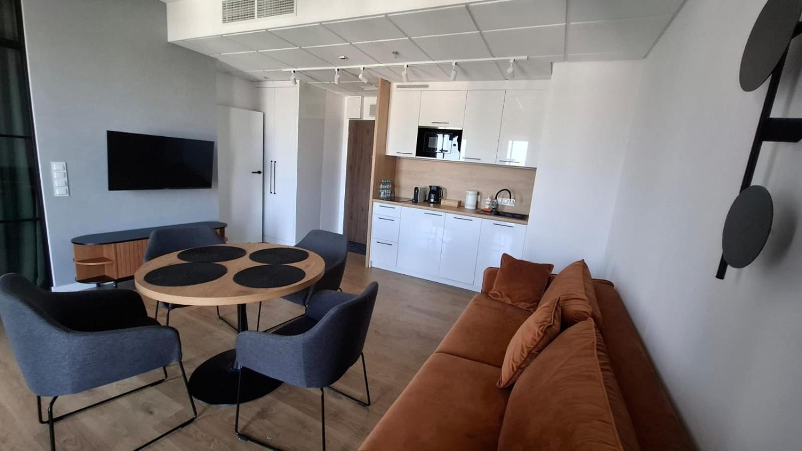 Apartamenty Wola Tower Varsovia Exterior foto